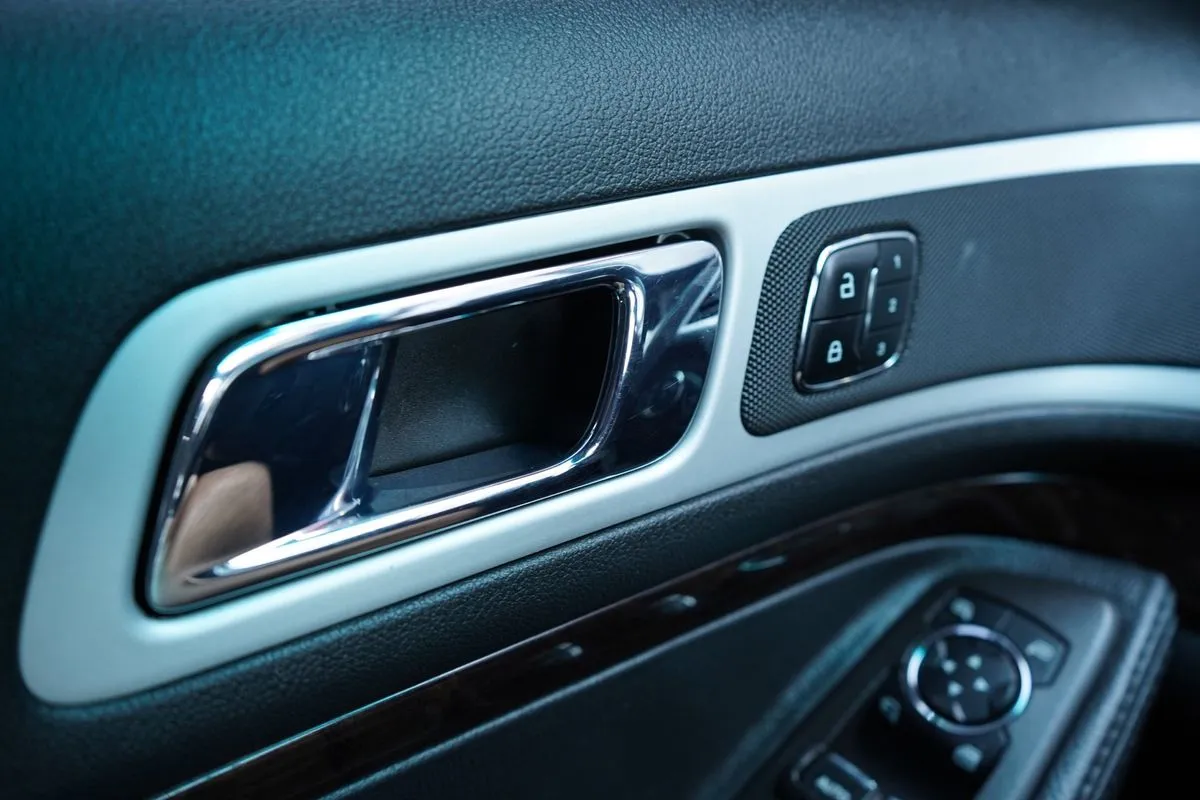 Ford Explorer photo 30