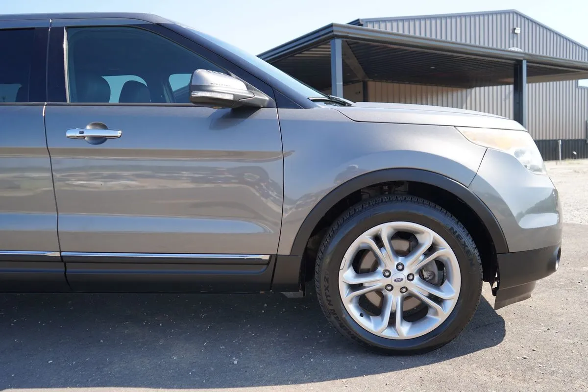 Ford Explorer photo 12