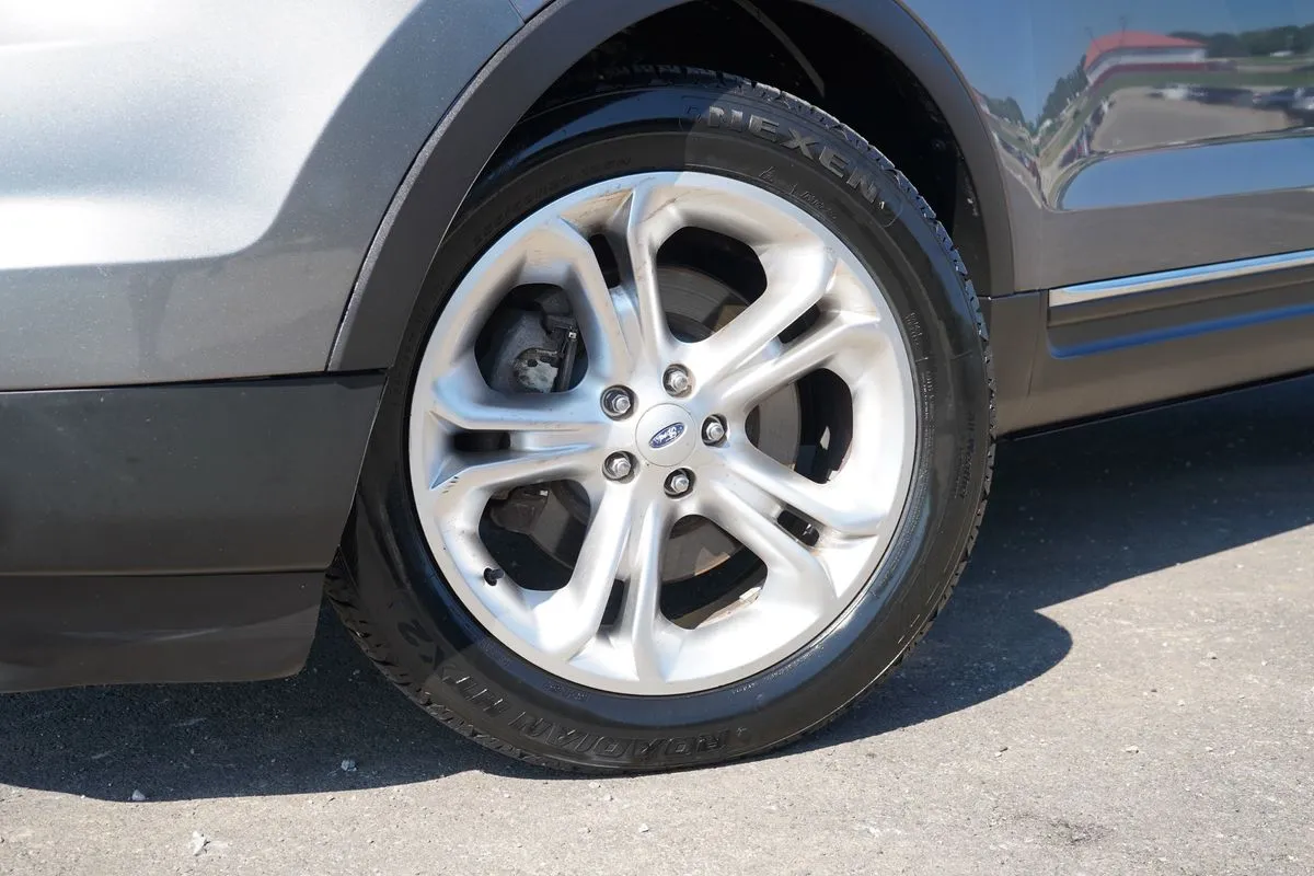 Ford Explorer photo 4