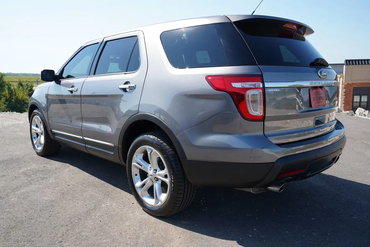 Ford Explorer photo 8