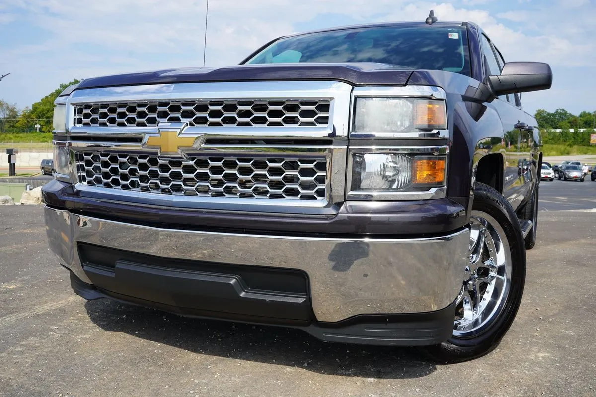 Chevrolet Silverado photo 2