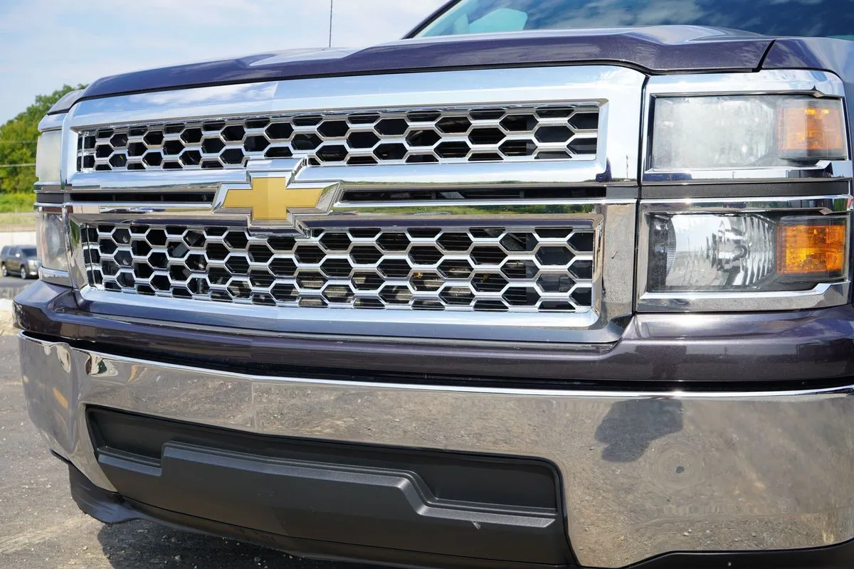 Chevrolet Silverado photo 3