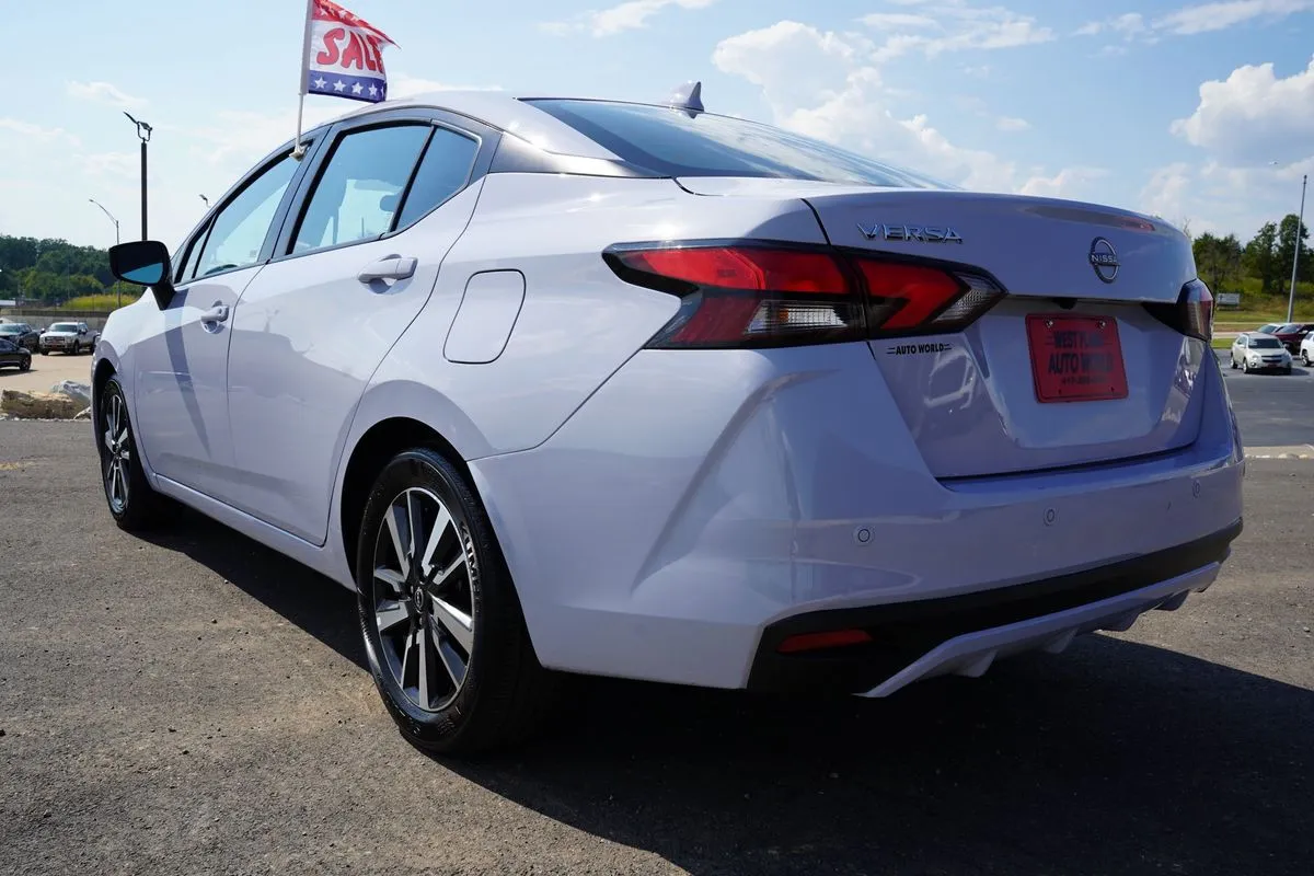 Nissan Versa photo 10