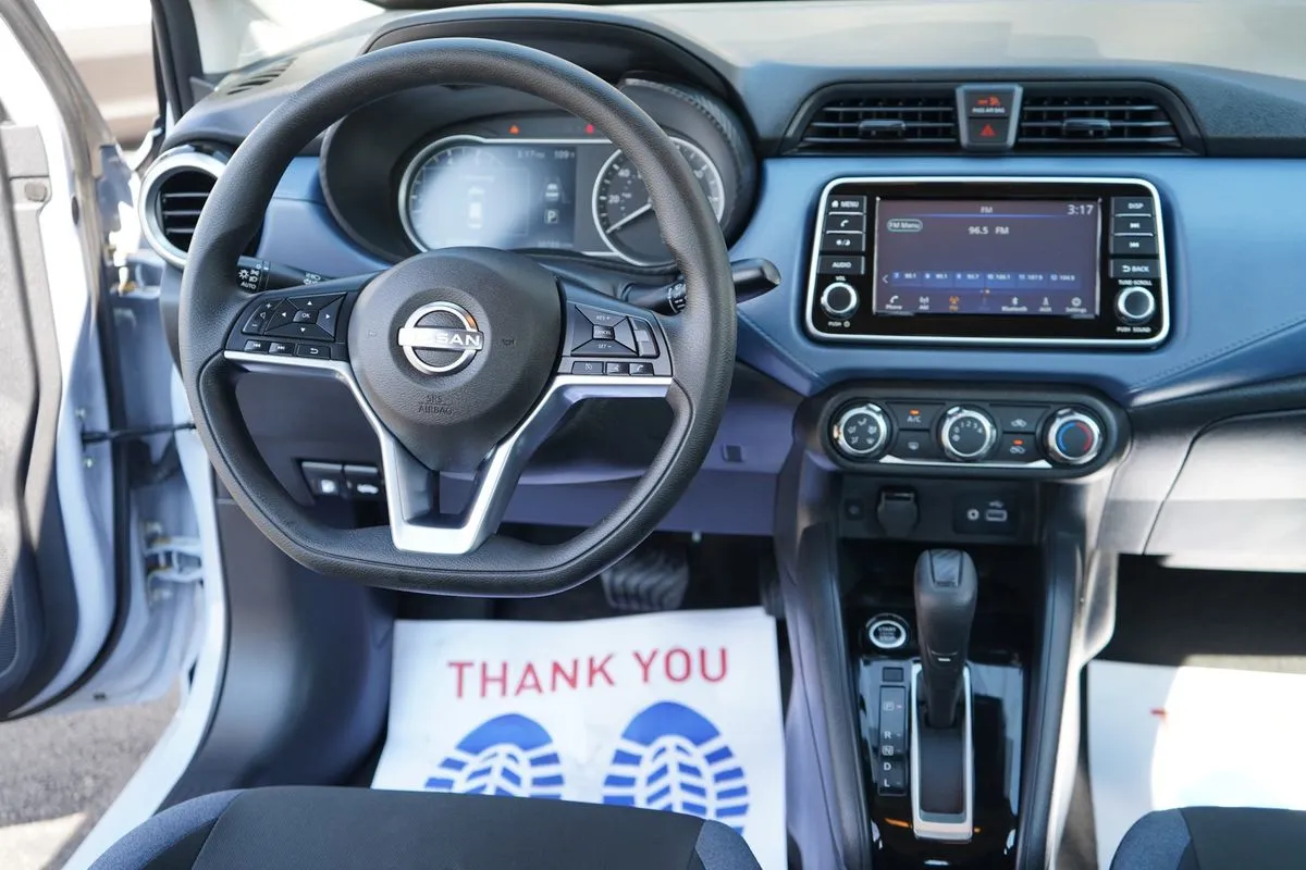 Nissan Versa photo 18