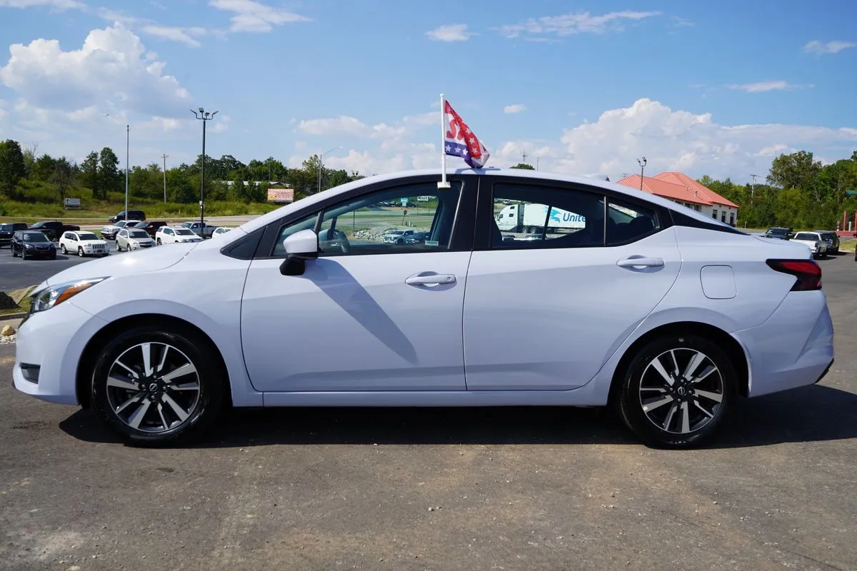Nissan Versa photo 8
