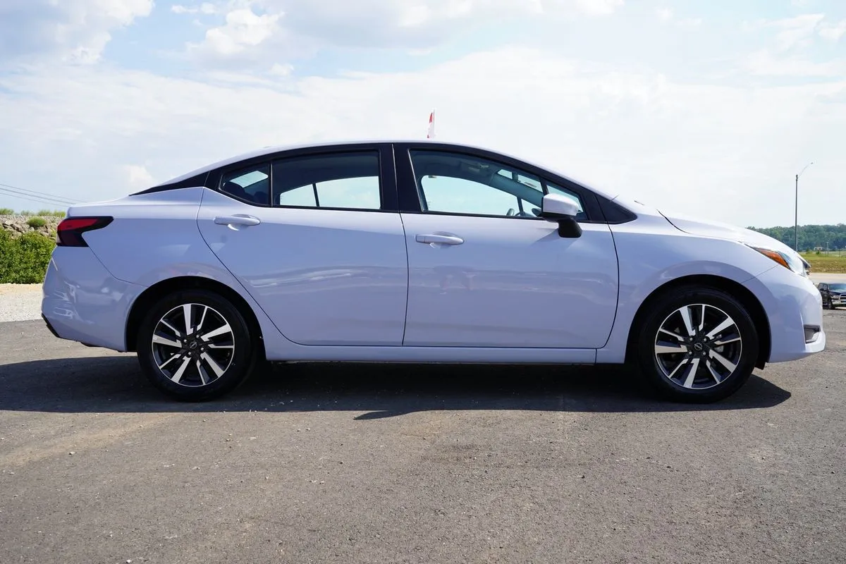Nissan Versa photo 13