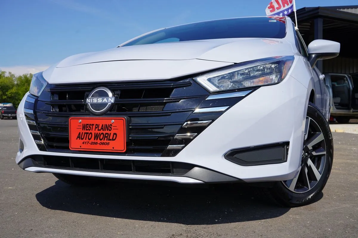 Nissan Versa photo 2