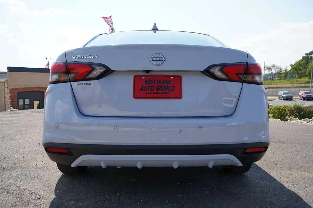 Nissan Versa photo 11