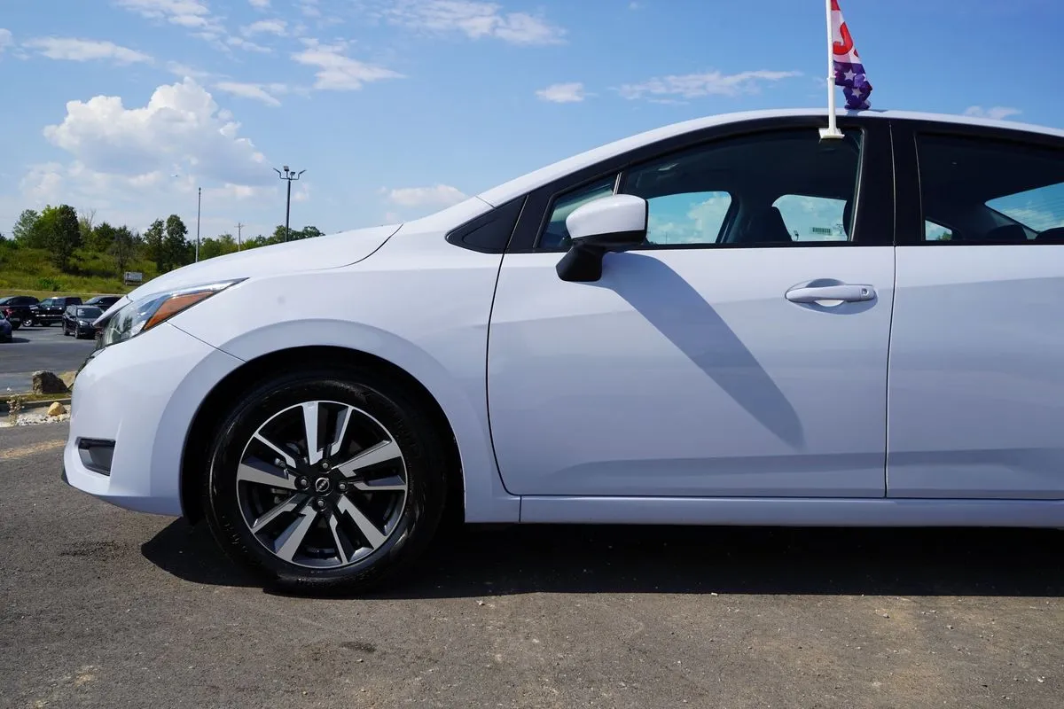Nissan Versa photo 7