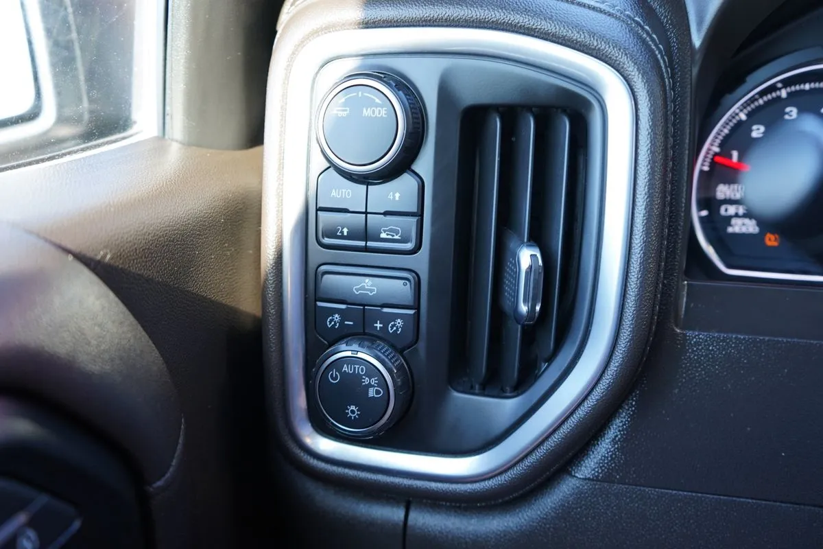 Chevrolet Silverado photo 31