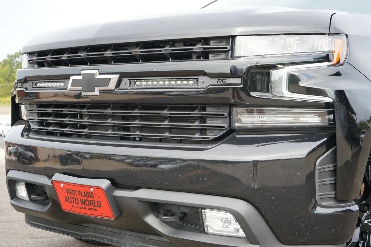 Chevrolet Silverado photo 3