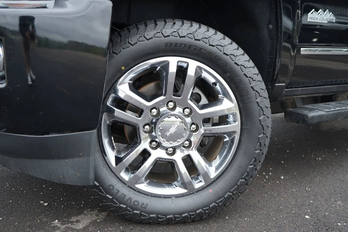 Chevrolet Silverado photo 3