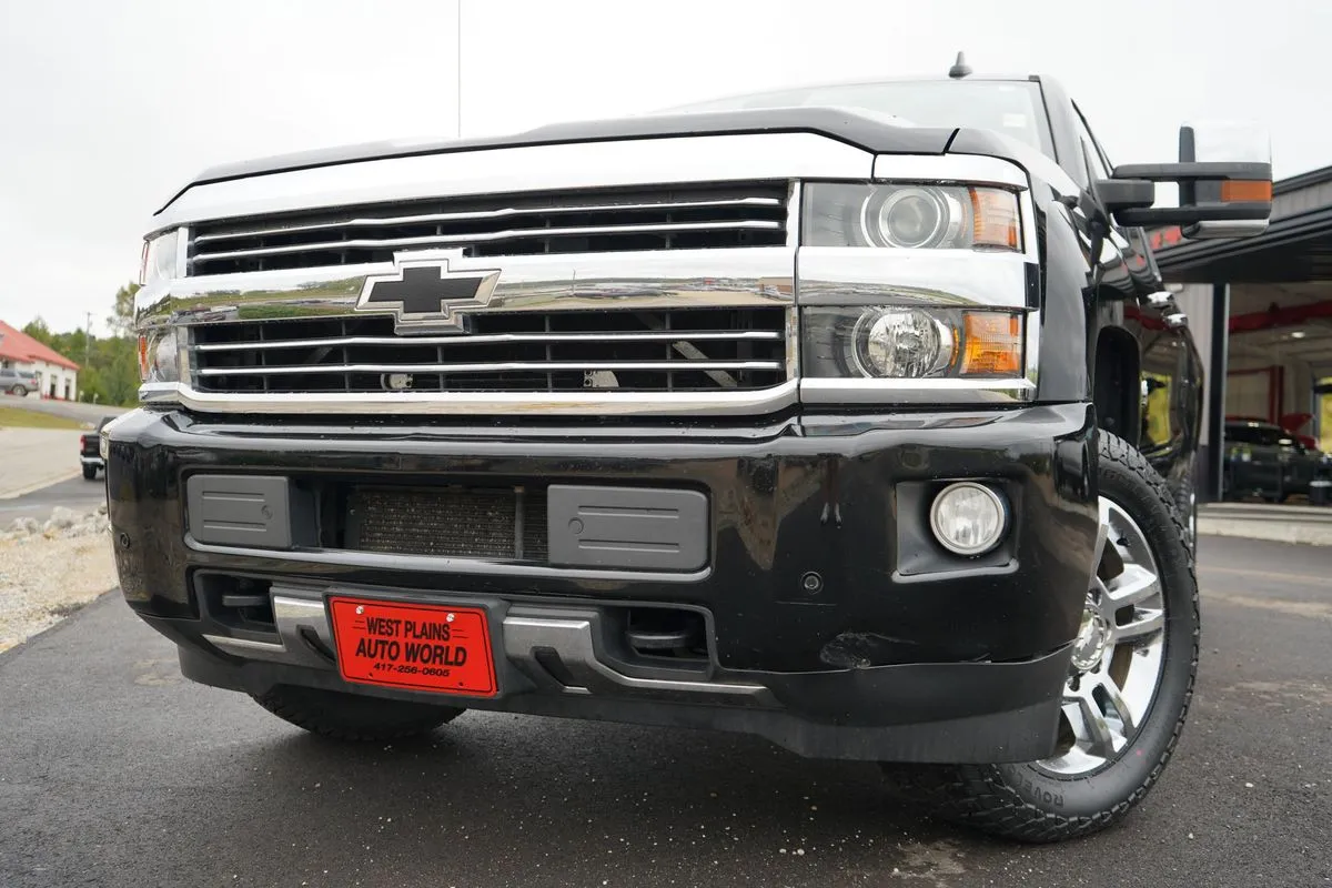 Chevrolet Silverado photo 2
