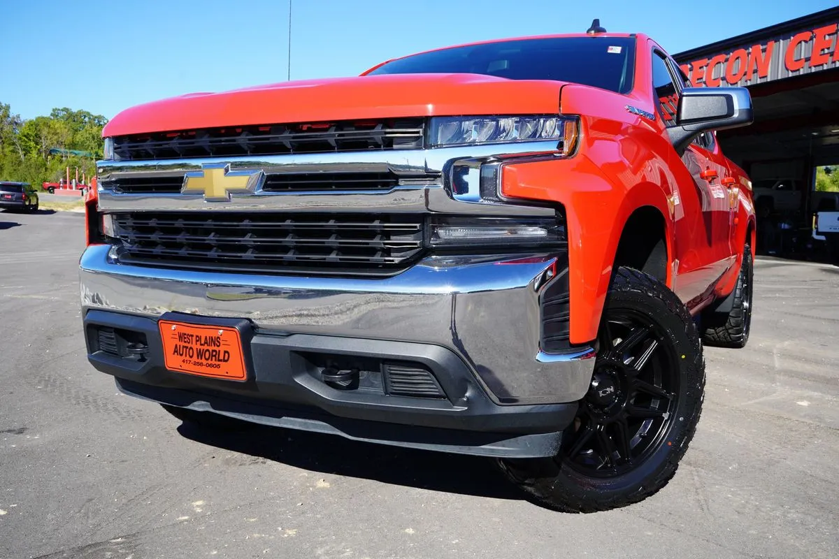 Chevrolet Silverado photo 2