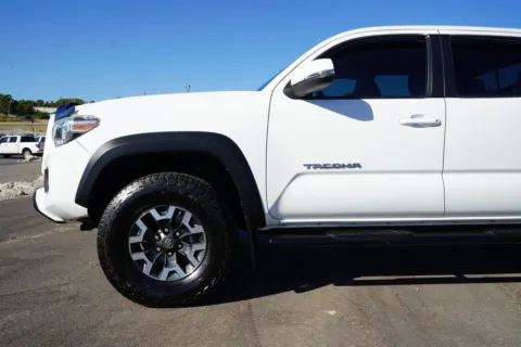 More photos of 2017 Toyota Tacoma TRD Off Road at West Plains Auto World, MO