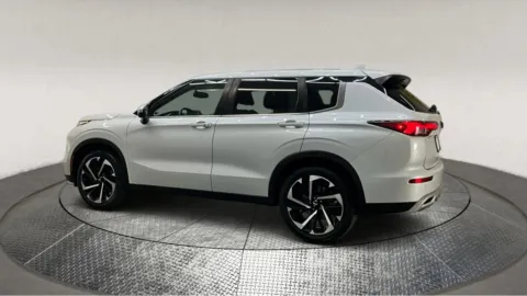 More photos of 2022 Mitsubishi Outlander at Autos Direct Manassas, VA