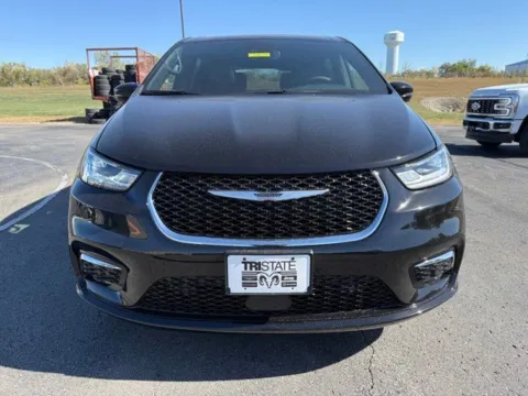 Photos of 2026 Chrysler Pacifica Select for sale in Maryville, MO at Tri-State Chrysler Dodge Jeep RAM