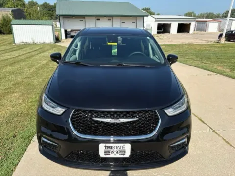 Photos of 2024 Chrysler Pacifica Touring L for sale in Maryville, MO at Tri-State Chrysler Dodge Jeep RAM