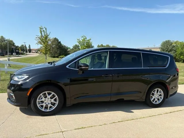 Black 2024 Chrysler Pacifica Touring L for sale in Maryville, MO