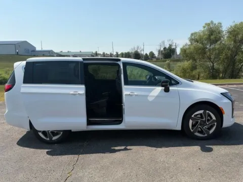 More photos of 2027 Chrysler Pacifica Limited at Tri-State Chrysler Dodge Jeep RAM, MO