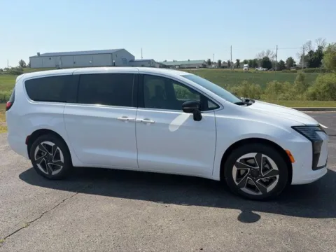More photos of 2027 Chrysler Pacifica Limited at Tri-State Chrysler Dodge Jeep RAM, MO