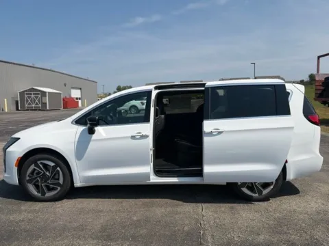 Photos of 2027 Chrysler Pacifica Limited for sale in Maryville, MO at Tri-State Chrysler Dodge Jeep RAM
