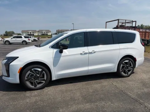 White 2027 Chrysler Pacifica Limited for sale in Maryville, MO
