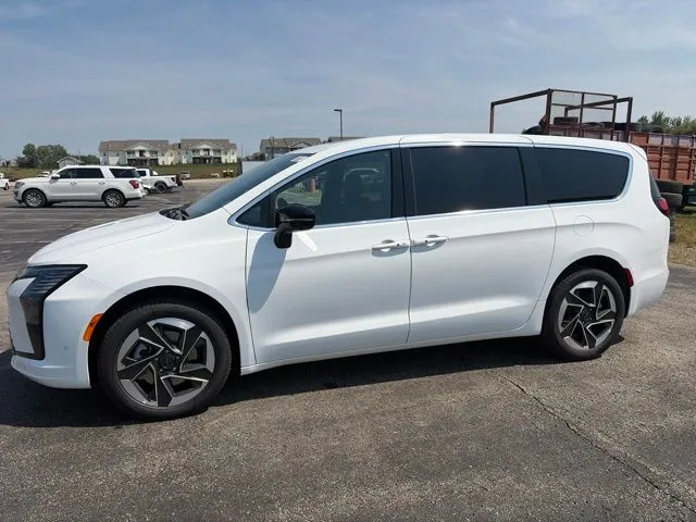 White 2027 Chrysler Pacifica Limited for sale in Maryville, MO