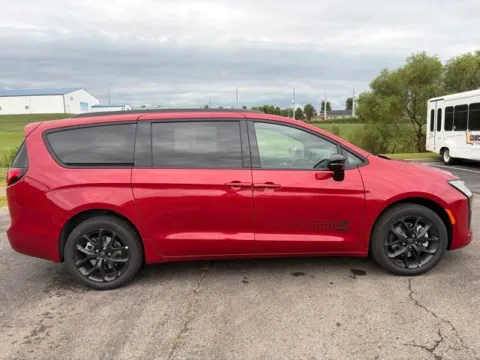 More photos of 2027 Chrysler Pacifica Select at Tri-State Chrysler Dodge Jeep RAM, MO