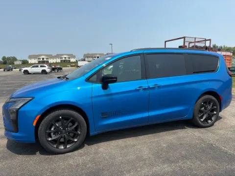 Blue 2027 Chrysler Pacifica Select for sale in Maryville, MO