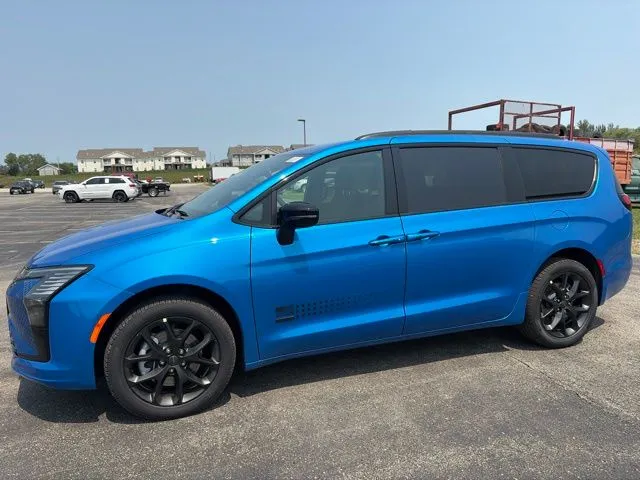 Blue 2027 Chrysler Pacifica Select for sale in Maryville, MO