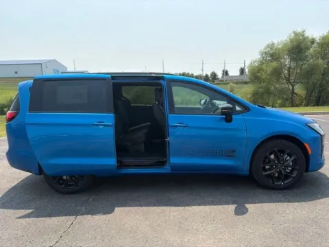 More photos of 2027 Chrysler Pacifica Select at Tri-State Chrysler Dodge Jeep RAM, MO