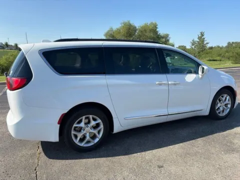More photos of 2017 Chrysler Pacifica Touring L at Tri-State Chrysler Dodge Jeep RAM, MO