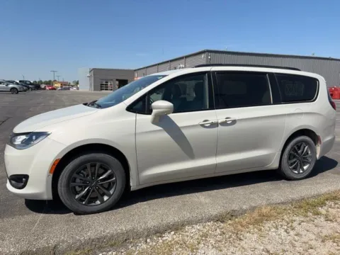 White 2020 Chrysler Pacifica Launch Edition for sale in Maryville, MO