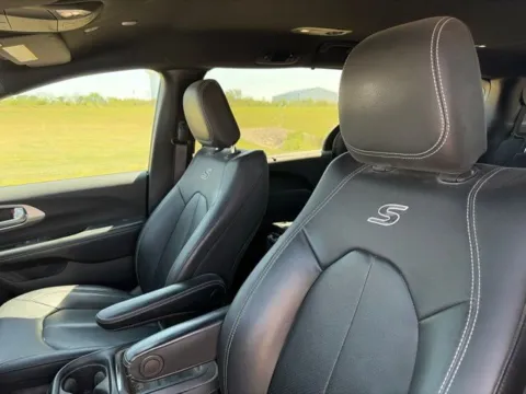 More photos of 2020 Chrysler Pacifica Launch Edition at Tri-State Chrysler Dodge Jeep RAM, MO