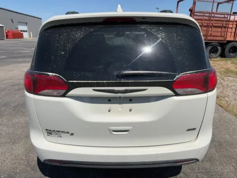 More photos of 2020 Chrysler Pacifica Launch Edition at Tri-State Chrysler Dodge Jeep RAM, MO
