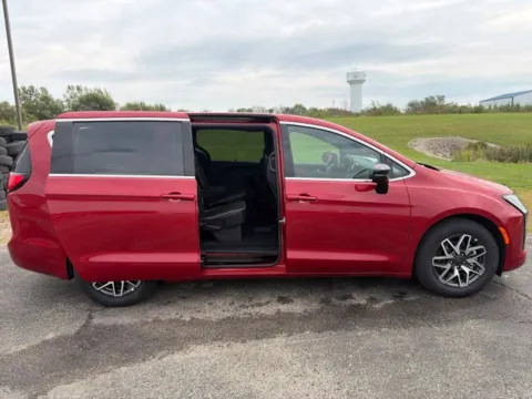 More photos of 2027 Chrysler Pacifica Limited at Tri-State Chrysler Dodge Jeep RAM, MO