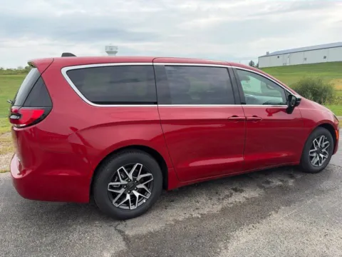 More photos of 2027 Chrysler Pacifica Limited at Tri-State Chrysler Dodge Jeep RAM, MO