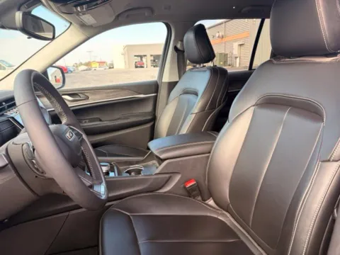More photos of 2023 Jeep Grand Cherokee Limited at Tri-State Chrysler Dodge Jeep RAM, MO