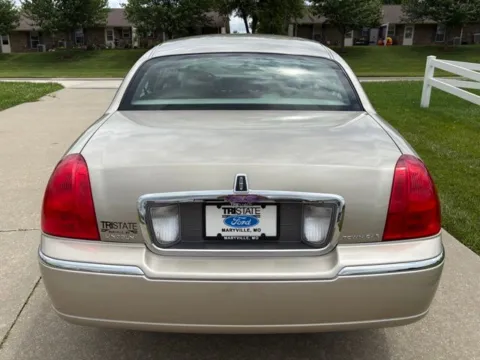 More photos of 2006 Lincoln Town Car Signature at Tri-State Ford, MO