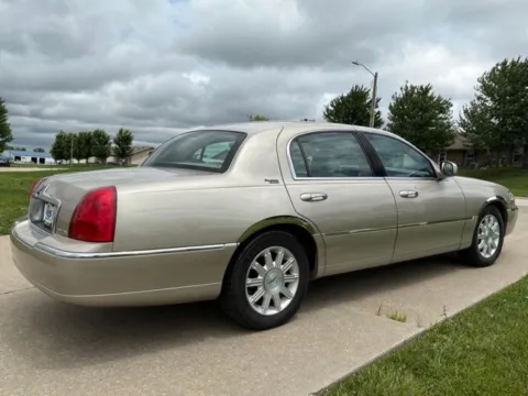 More photos of 2006 Lincoln Town Car Signature at Tri-State Ford, MO