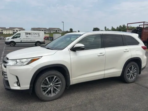 White 2018 Toyota Highlander XLE for sale in Maryville, MO