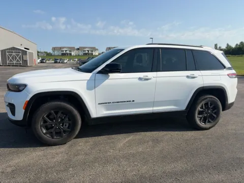 White 2024 Jeep Grand Cherokee Altitude for sale in Maryville, MO