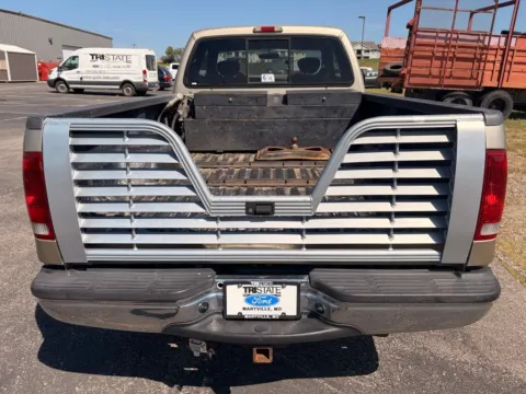 More photos of 2001 Ford F-350SD XLT at Tri-State Ford, MO