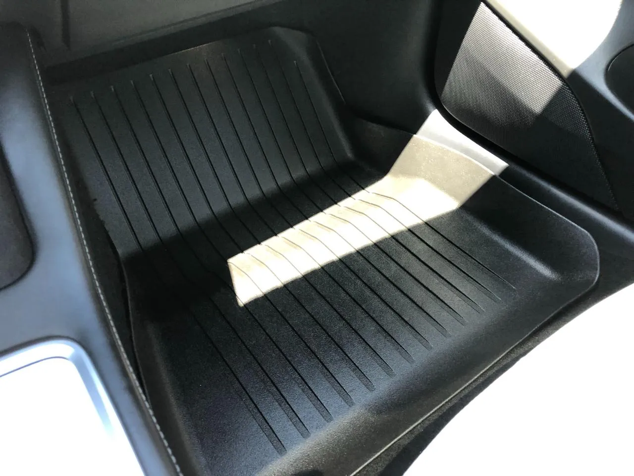 Tesla Model 3 photo 23