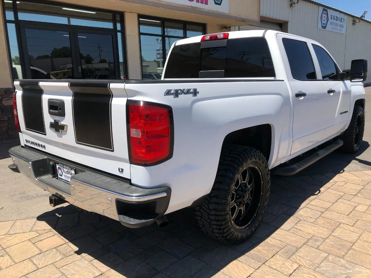 Chevrolet Silverado photo 2