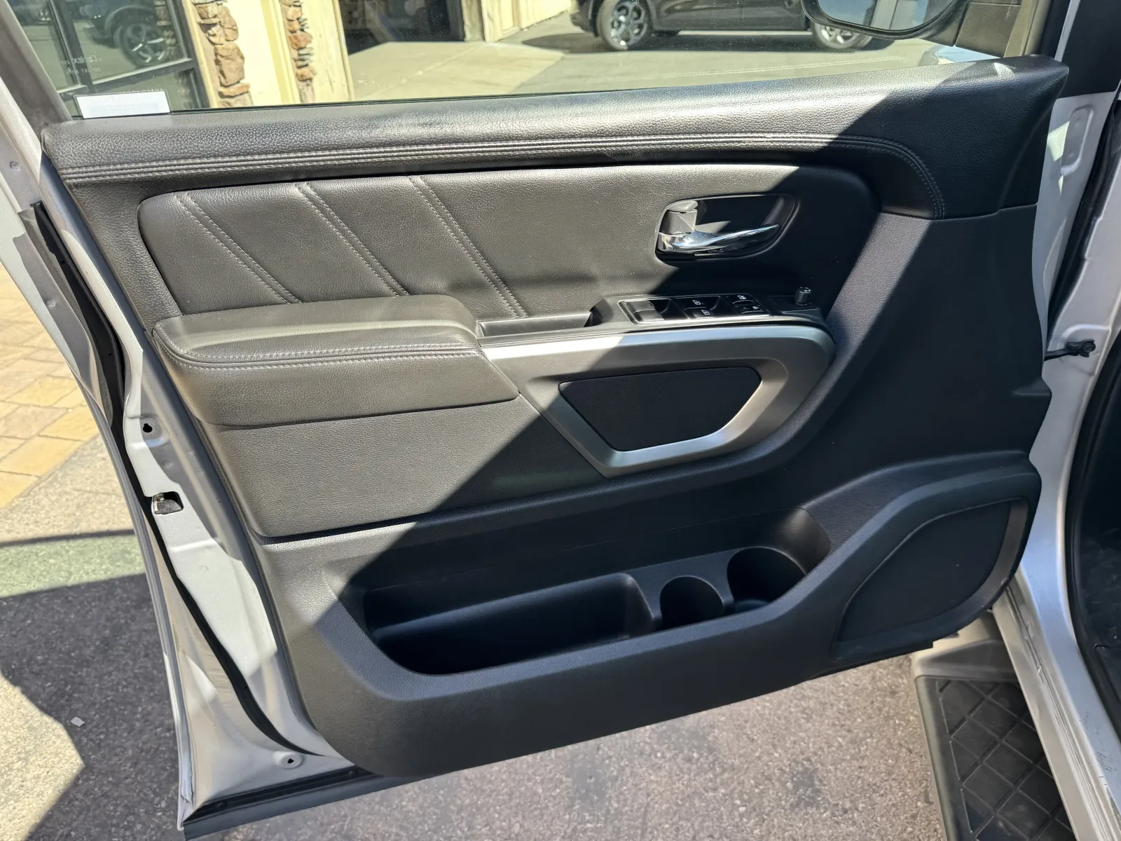 Nissan Armada photo 10