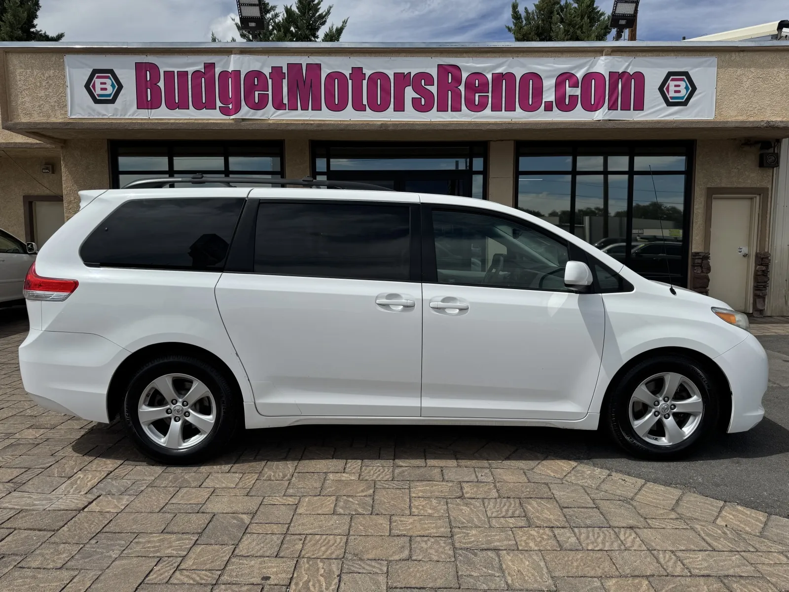White 2013 Toyota Sienna LE 7-Passenger for sale in Reno, NV