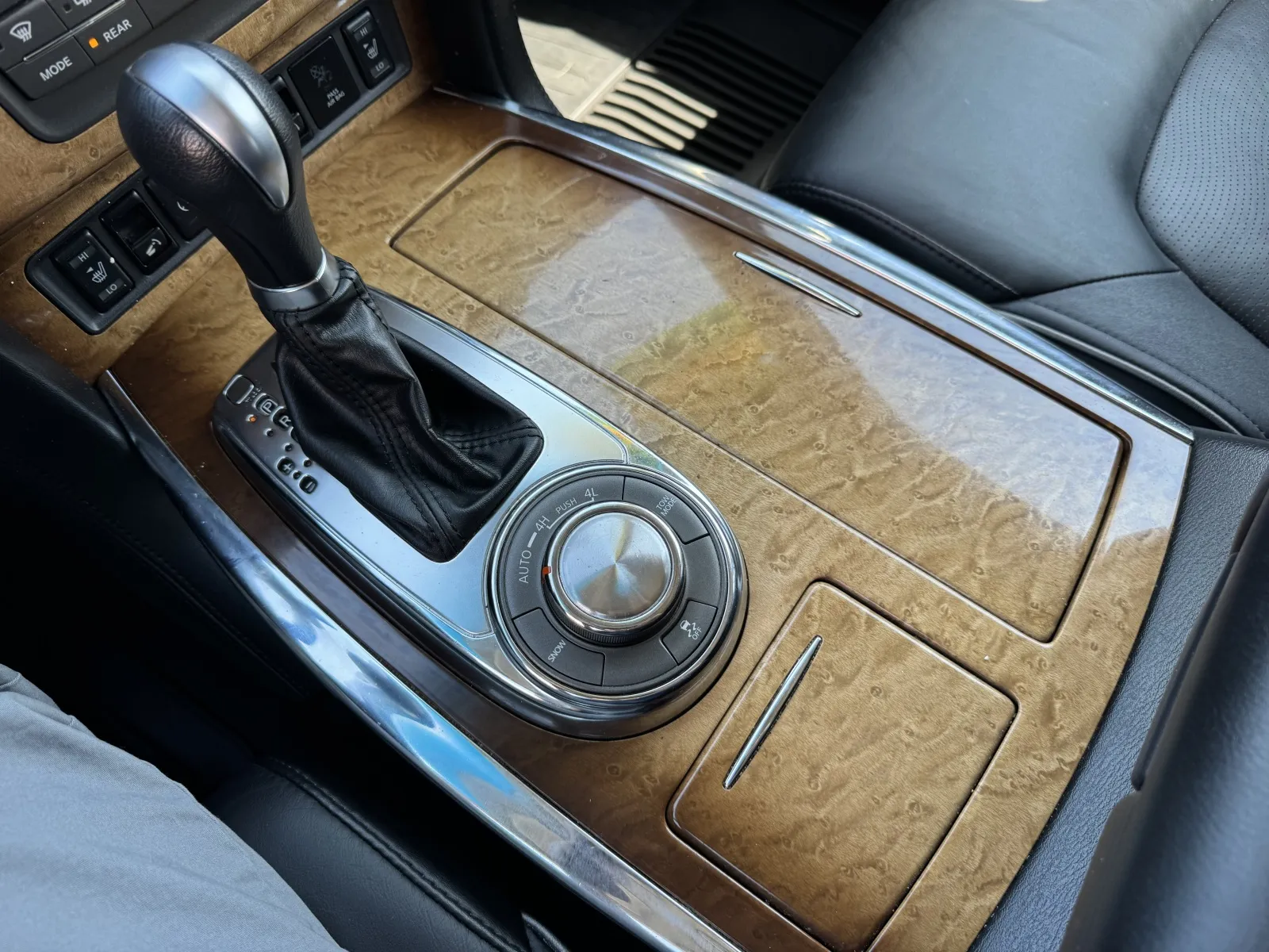 Infiniti QX56 photo 32