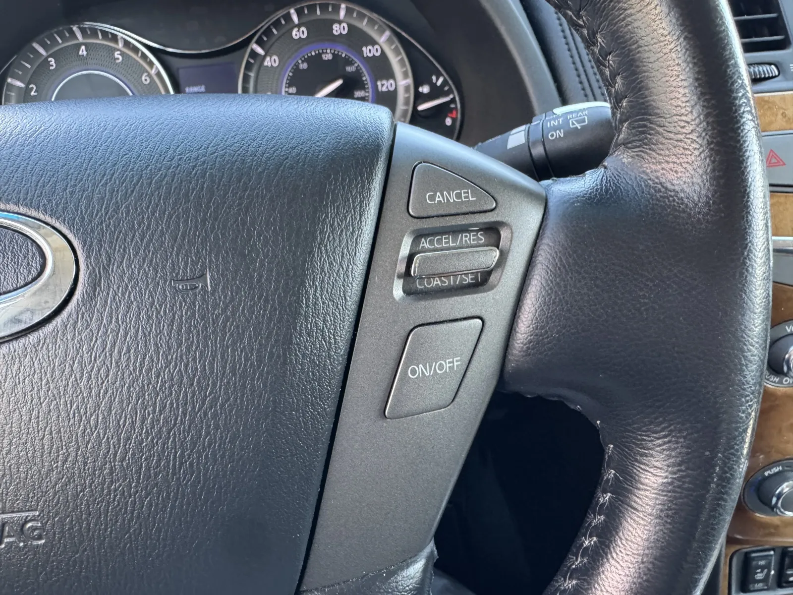 Infiniti QX56 photo 25